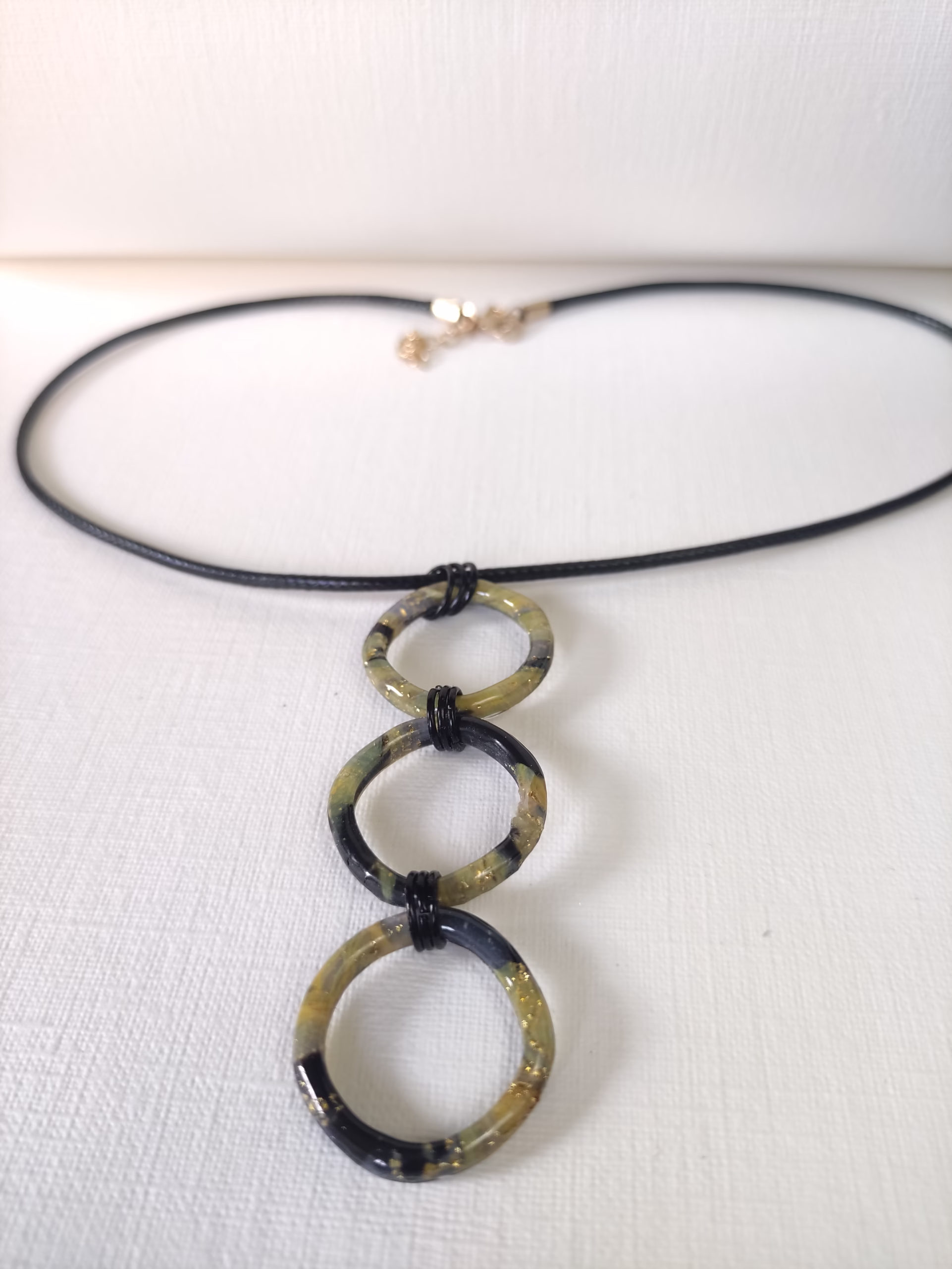 Colar artesanal com três aros marmoreados em tons de preto e dourado – Way of Love