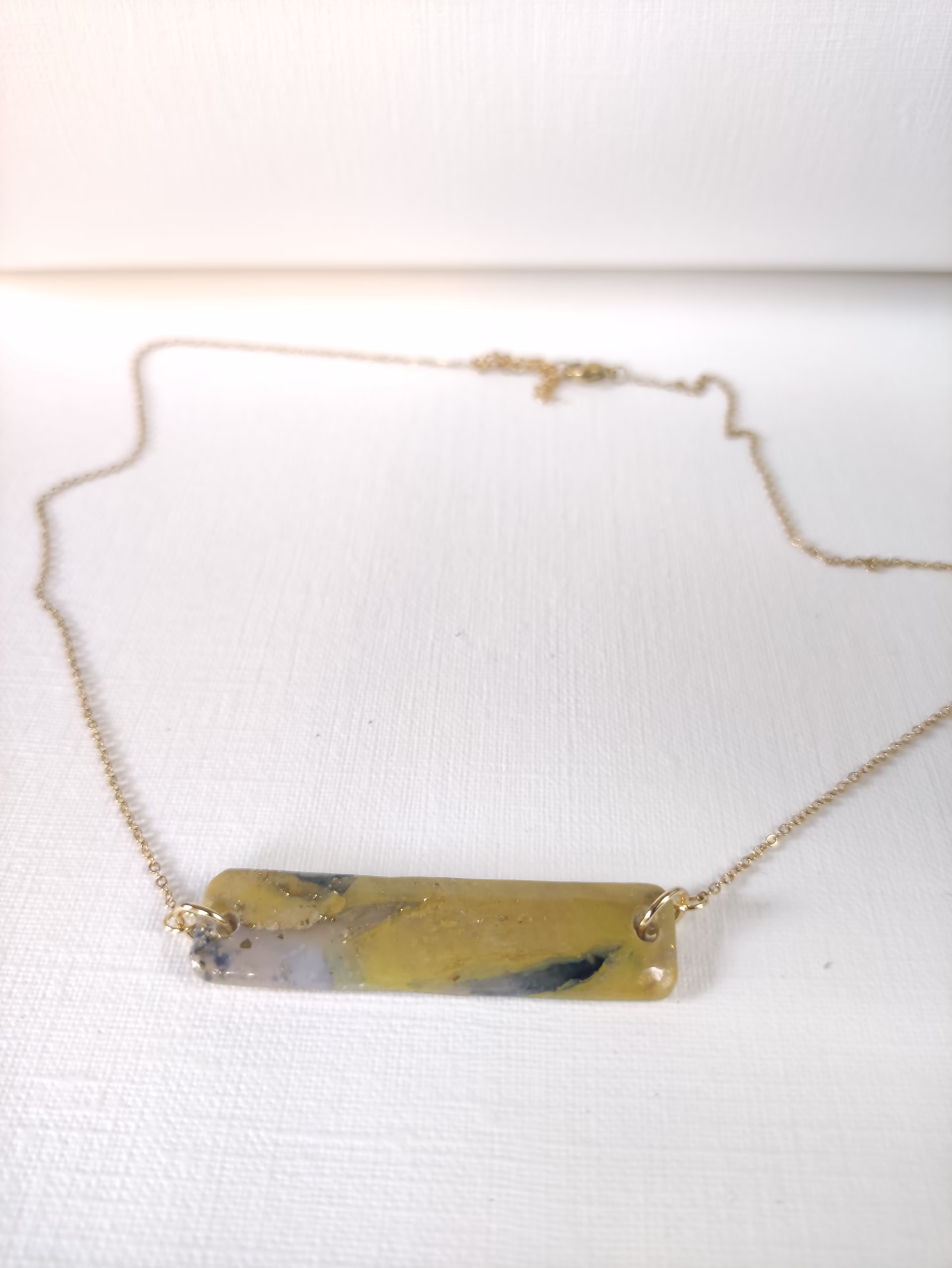 Colar artesanal com pendente retangular em tons de amarelo e folha de ouro – Way of Love