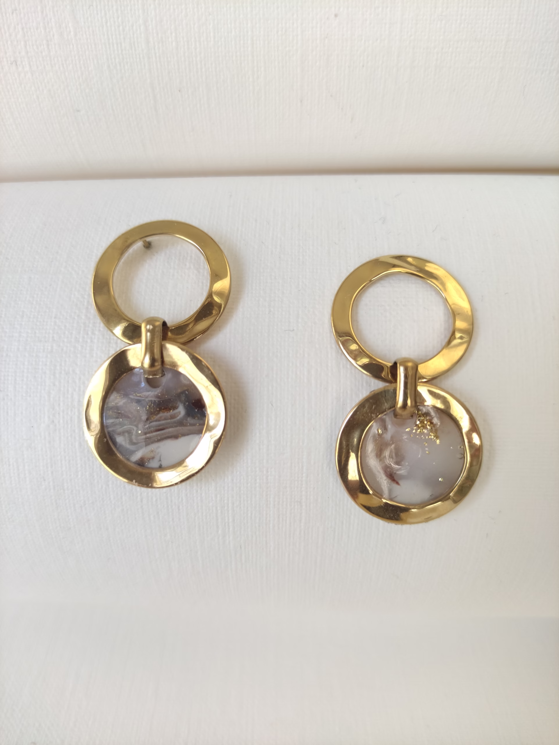 Brincos artesanais circulares com interior marmoreado em branco e dourado – Way of Love