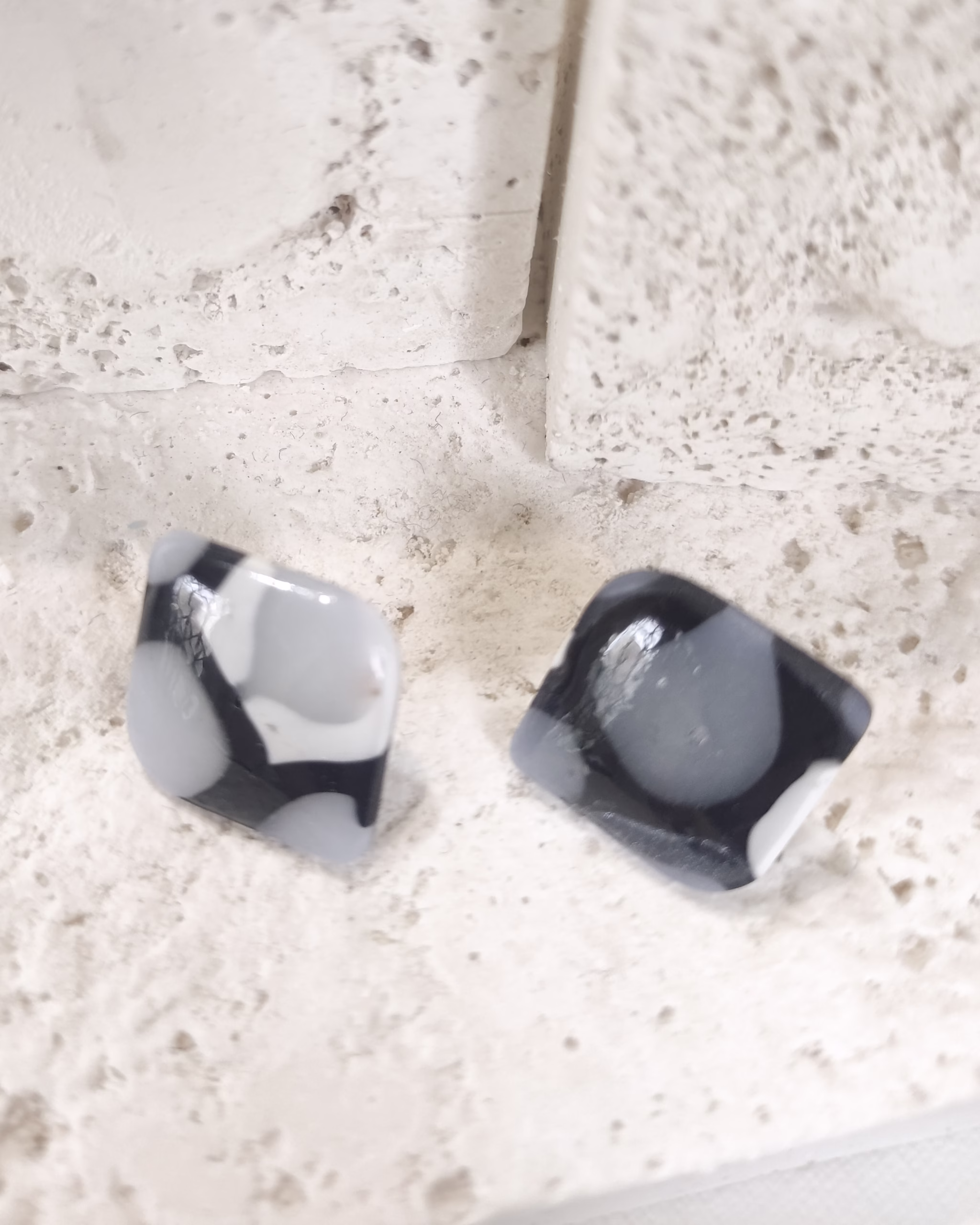 Brincos Quadrado Orgânico — Preto & Cinza Translúcido - Image 2