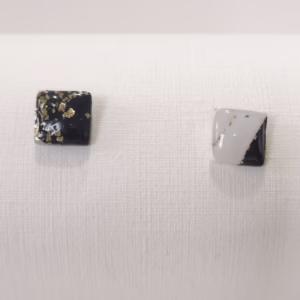 Brincos micro quadrados artesanais em preto e branco com apontamentos dourados