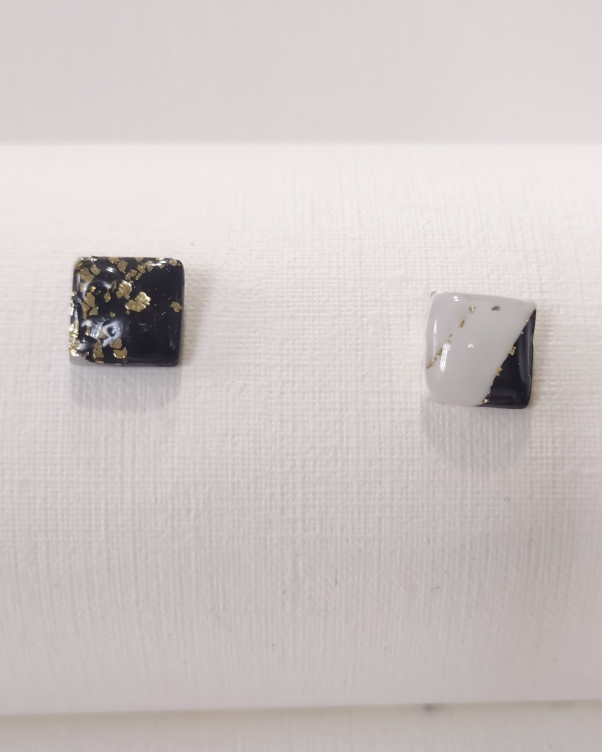 Brincos micro quadrados artesanais em preto e branco com apontamentos dourados
