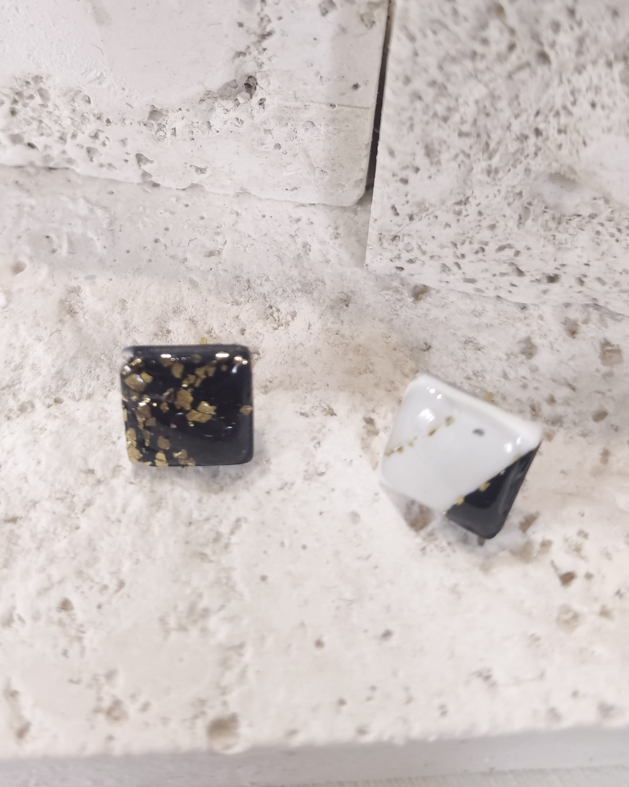 Brincos Micro Quadrados – Preto, Branco & Dourado - Image 2