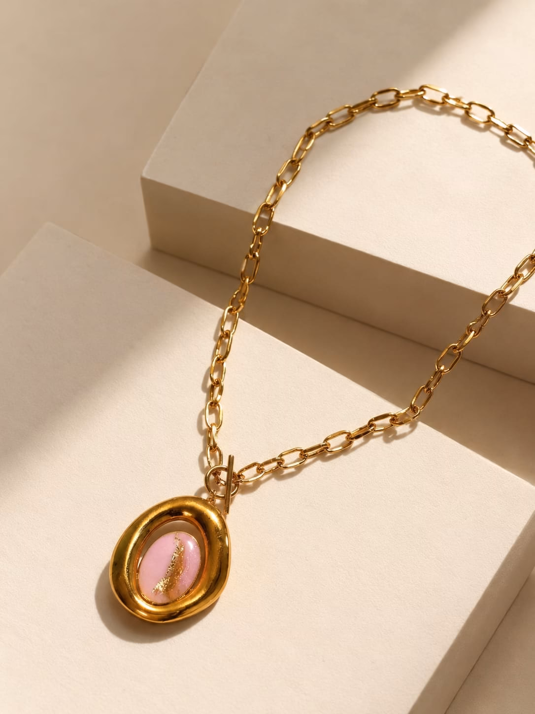 Colar Élan em aço inoxidável dourado com fecho frontal e pendente em argila polímera lilás