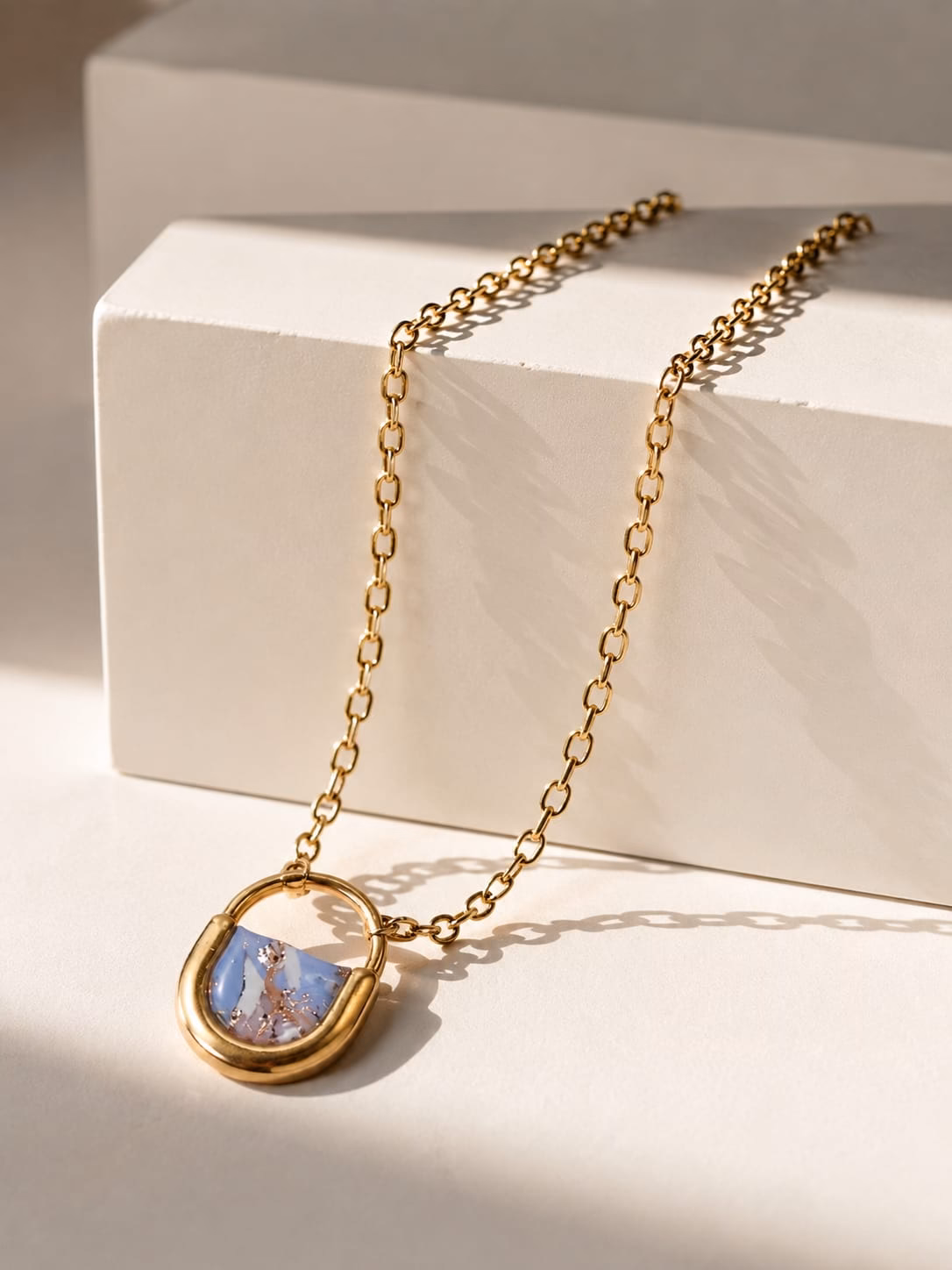 Colar Celeste em aço inoxidável dourado com pendente em argila polímera azul e lilás