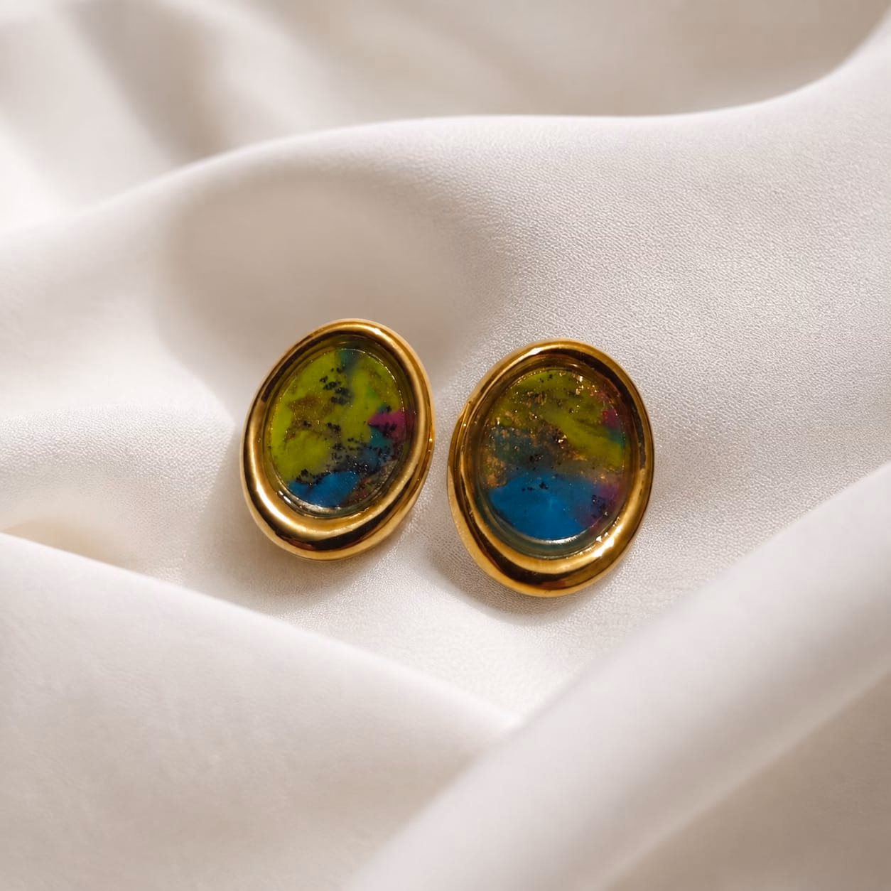 Brincos Lume artesanais em aço inoxidável dourado e argila polímera em tons de verde, azul e rosa. Criados à mão no Porto.