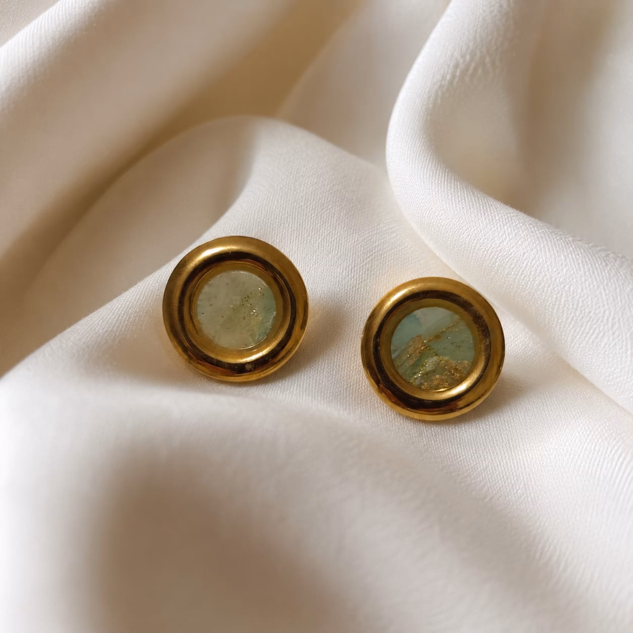 Brincos Eira circulares em aço inoxidável dourado e argila polímera verde e branca