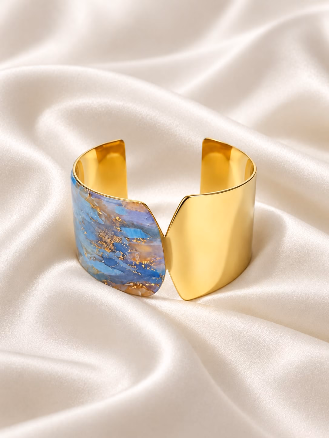Pulseira Évora ajustável em aço inoxidável dourado e argila polímera azul e lilás com apontamentos dourados