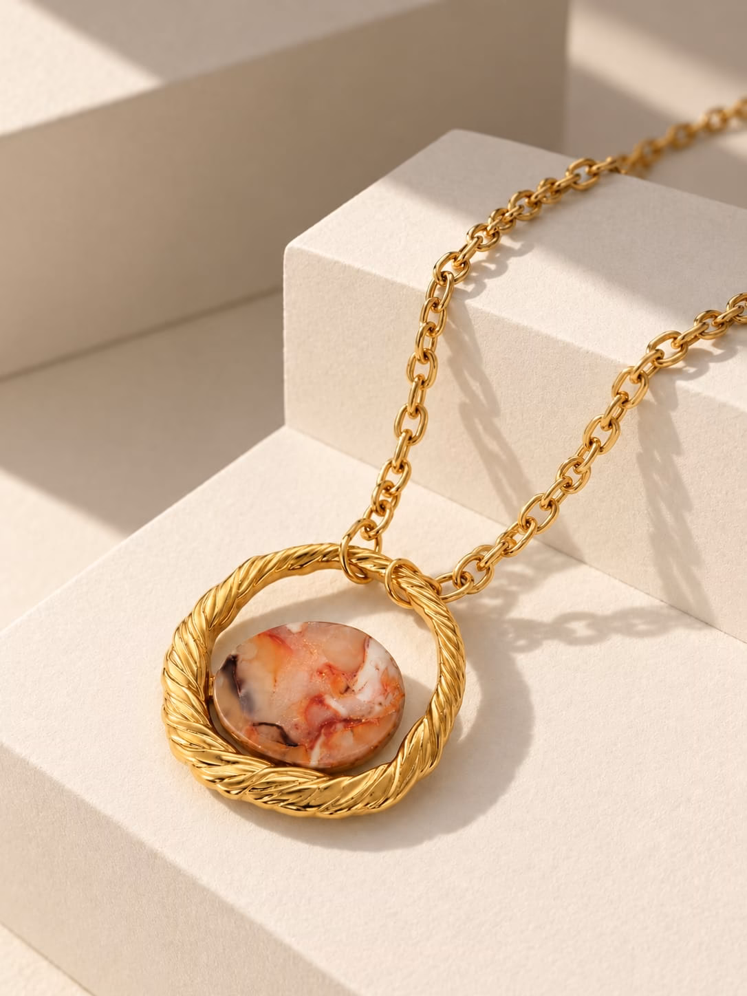 Colar Calista em aço inoxidável dourado com pendente circular em argila polímera coral, rosa e branca