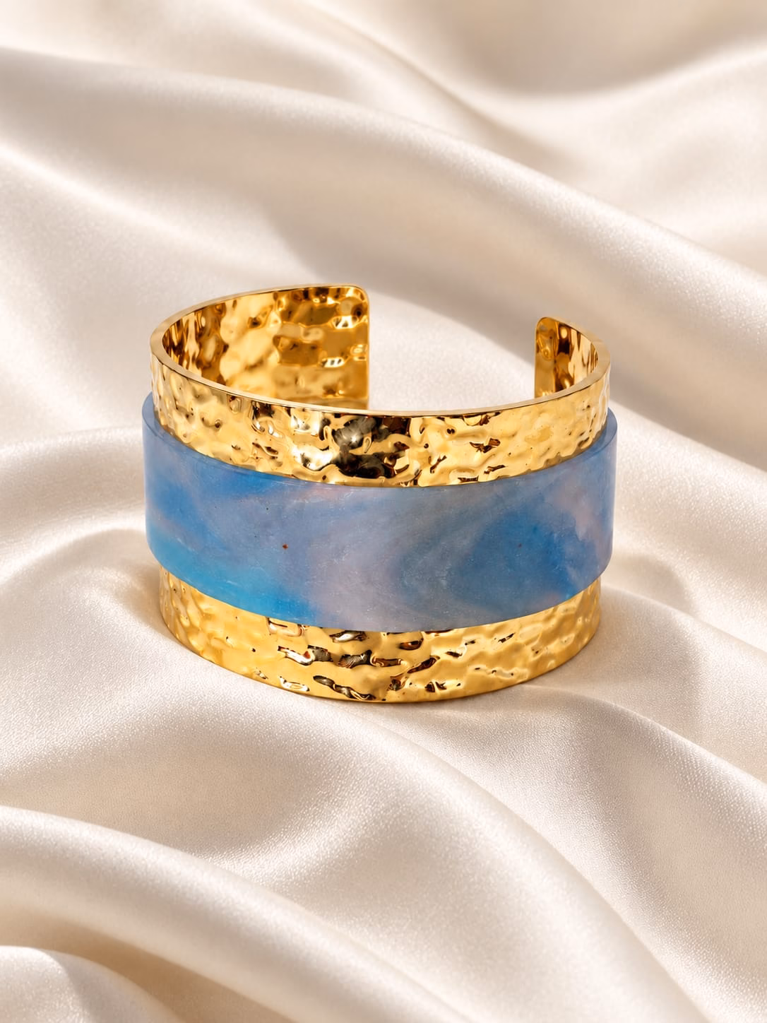 Pulseira Atlas em aço inoxidável dourado martelado e argila polímera azul e lilás