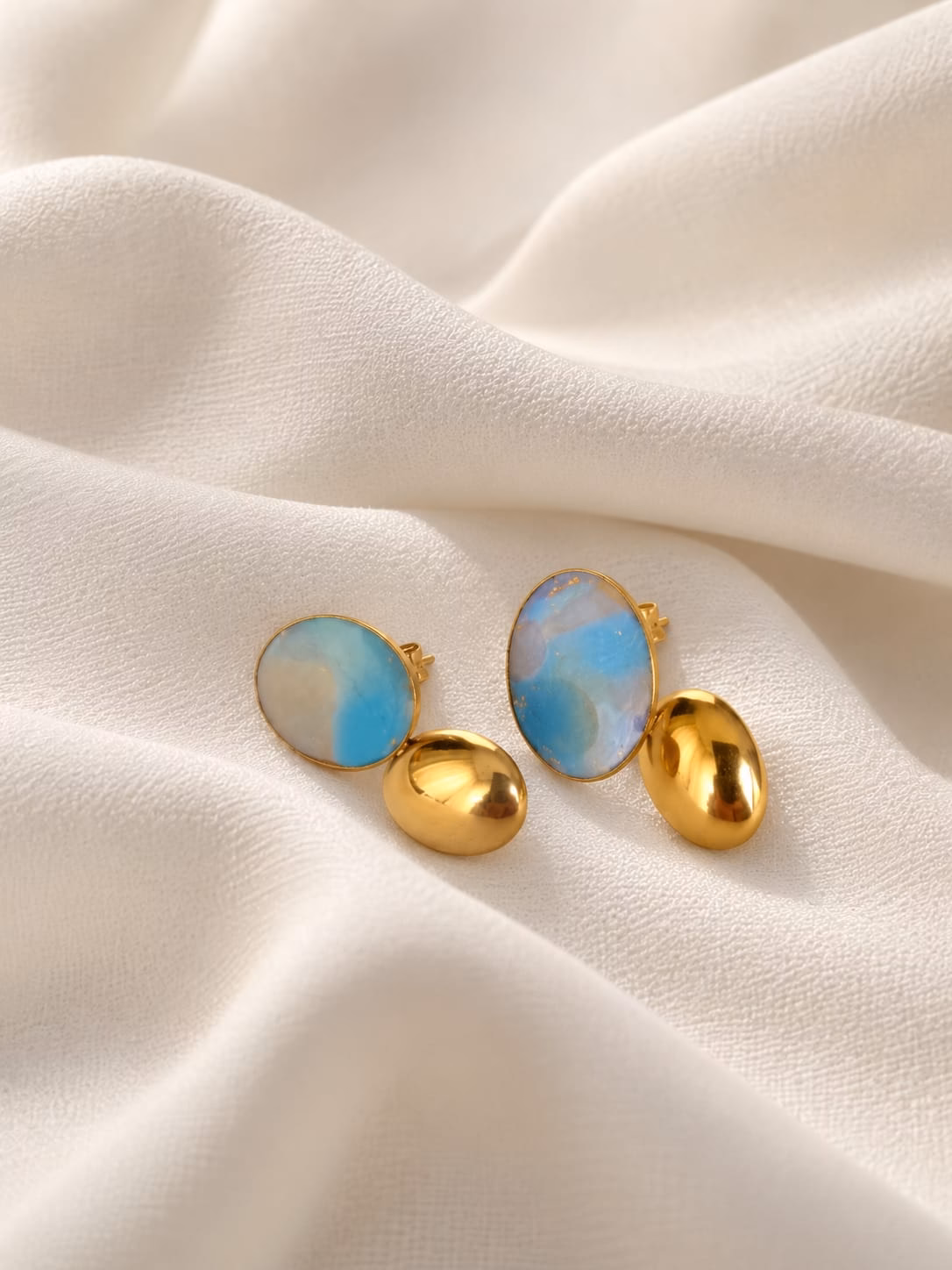 Brincos Bruma em aço inoxidável dourado e argila polímera azul, lilás e creme