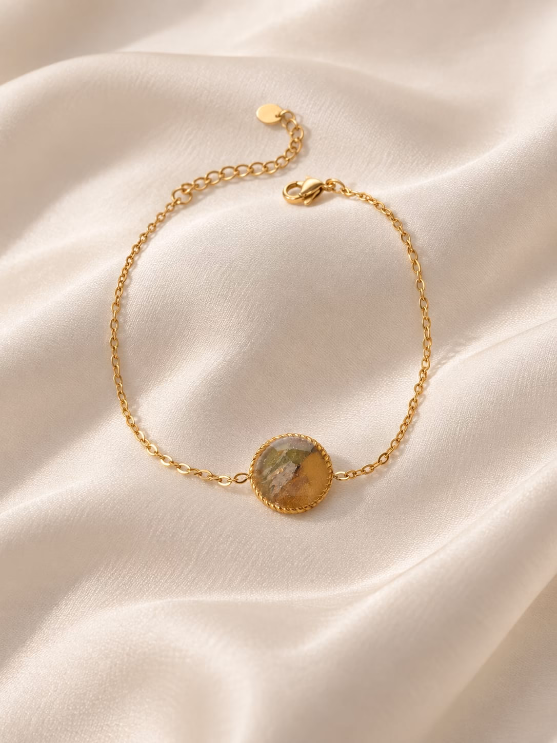 Pulseira Terra em aço inoxidável dourado com elemento central em argila polímera dourada e verde